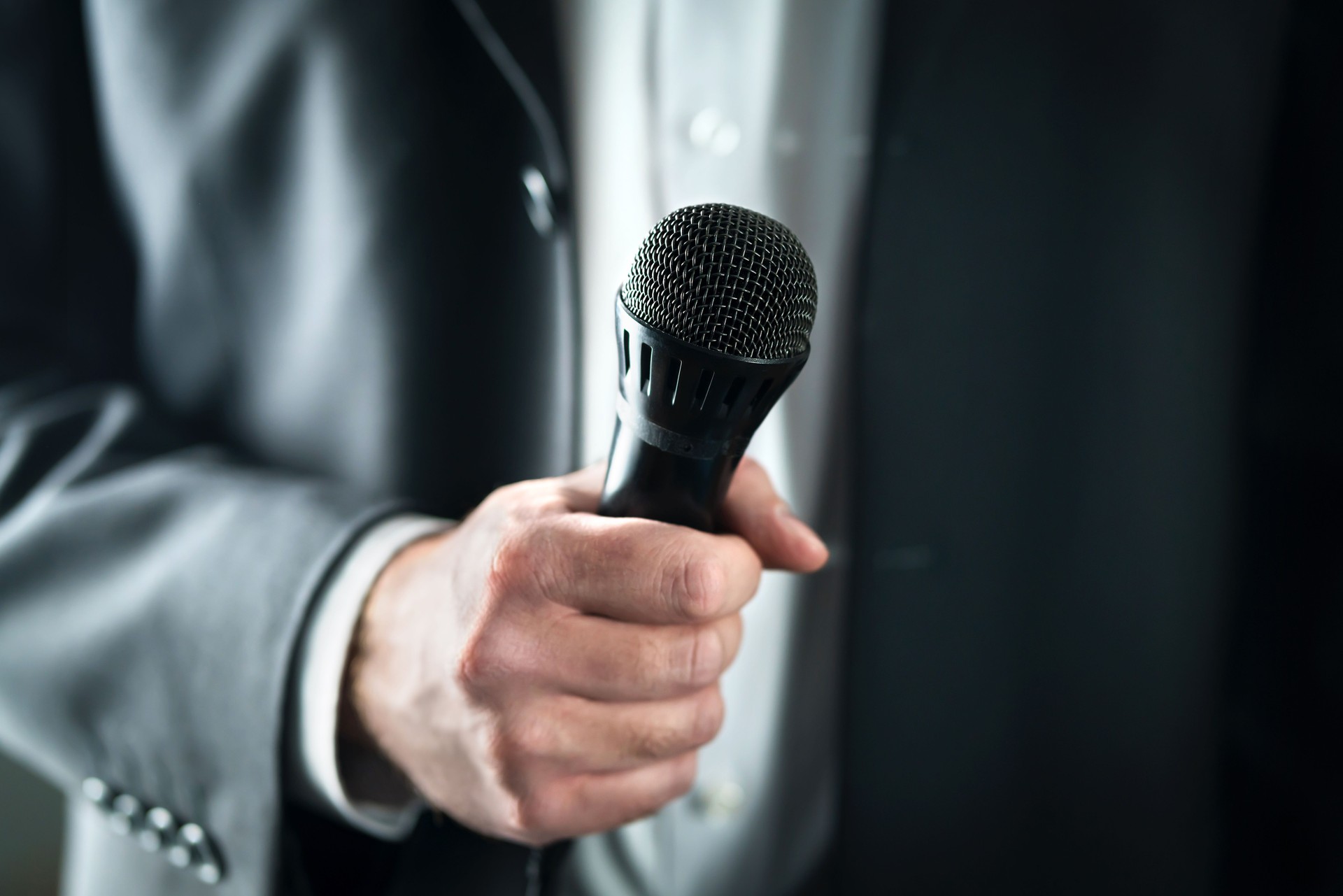 Micro business man holding. Parler en public et en donnant des discours en costume pour concept de public. Fiancé, hôte ou meilleur homme donnant toast avec mic en mariage.