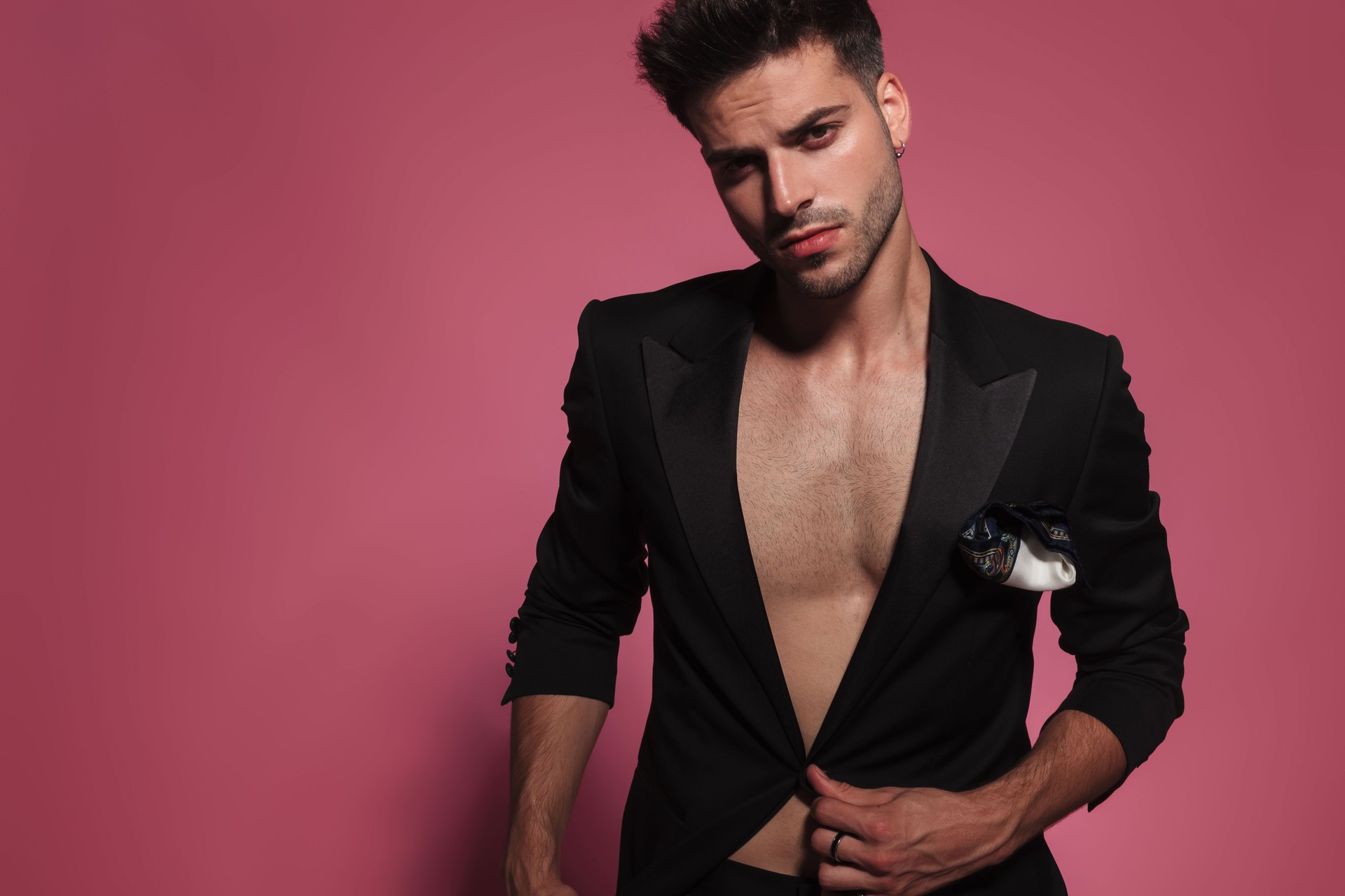 Portrait d’un homme magnifique avec la poitrine nue, boutonnage devant son tux