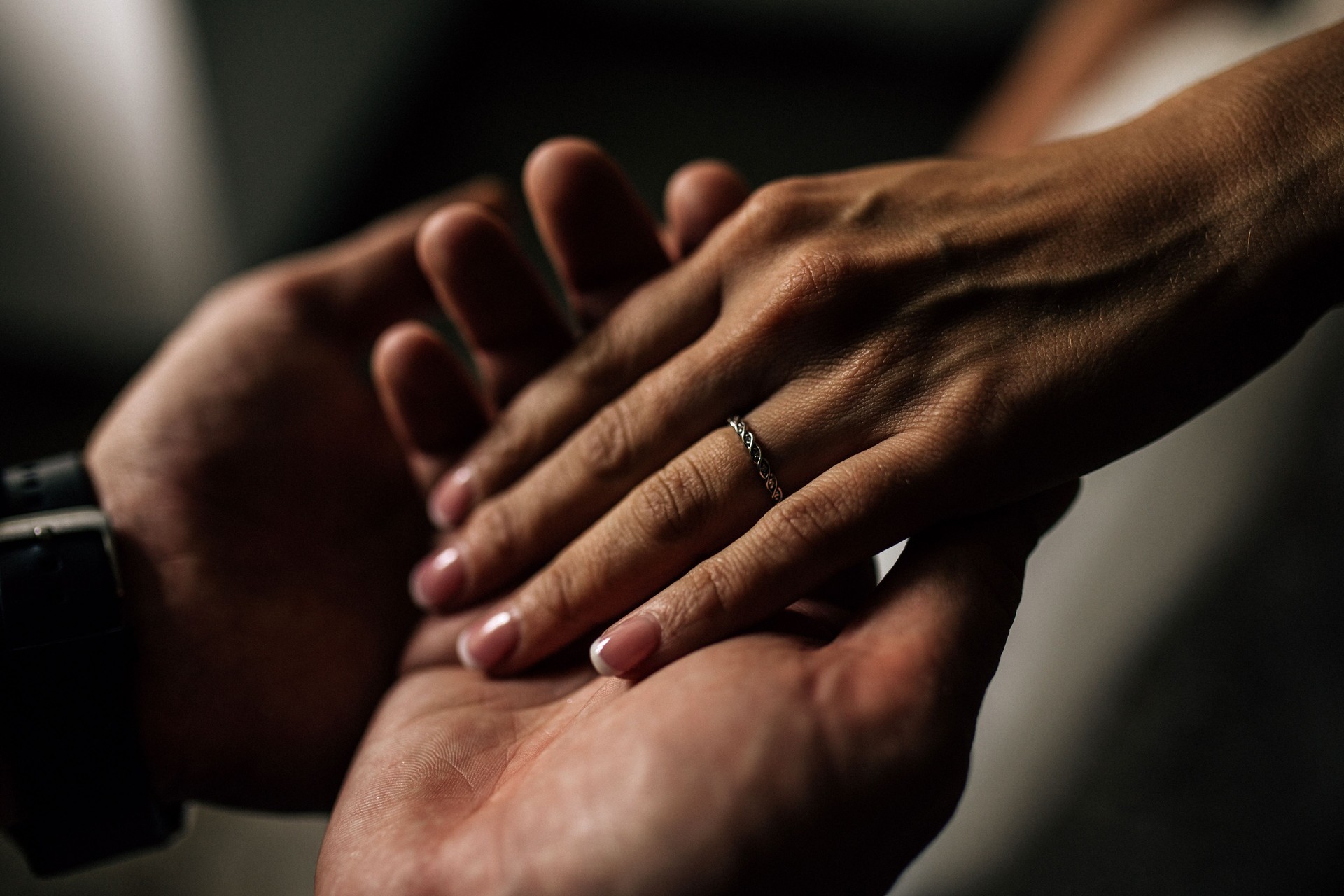 Couples nouvellement mariés retenant leurs mains ensemble